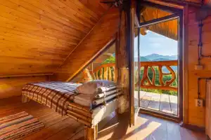 Dom-Izba dlya druzhnoy pyaterki s vidom na gory Cottage, Plastunka