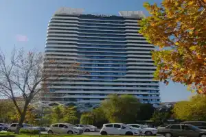 Shikarnaya i svetlaya v NRG U Tower Apartments, Tashkent