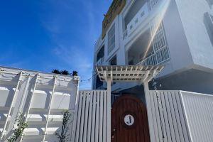 Triple J hotel, Trang