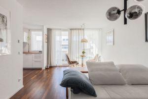 EXQUIS 2BR Luxury Apt. ROLF BENZ | Parking | Centre | Kitchen | Pick-up Service Airport Apart-hotel, Sindelfingen