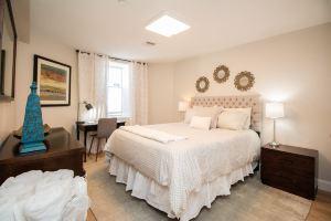 Fully Furnished 1BED with Private Entrance and Laundry Hotel, Brookline