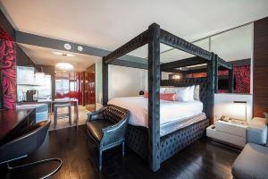 Entire Vegas King bed, balcony suite. Marble bath spa tub, 70"/55" smart TVs Hotel, Las Vegas
