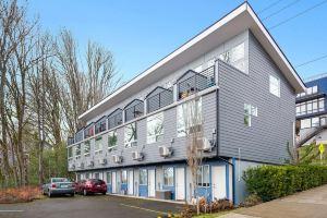 Stylish Townhome with Balcony and Smart Amenities - Charming Modern Haven Apartments, Seattle
