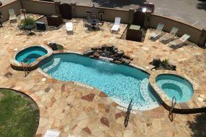 Gorgeous Condo with River View and Pool Access - Cozy Retreat Apartments, New Braunfels