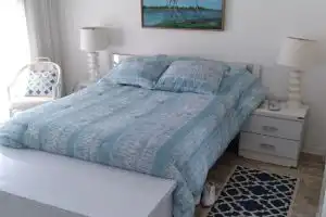 Rent a place in Paradise. Hotel, Marathon