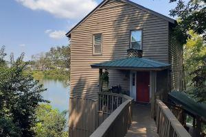 River View Retreat- So Cute, So Cozy- Short Walk to SRP Park & Downtown Hotel