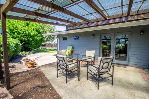 Sparkling Clean Mid Century Modern Home in Ferry Street Bridge Area Apartments, Eugene
