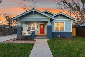 The Historic Blue Bungalow / Hot Tub / 5 min to Magnolia Cottage, Waco
