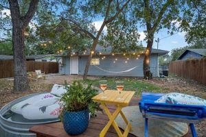 Colorful 3BD House W/Cowboy Pool! Artsy Eastside/ Pet-friendly, Austin