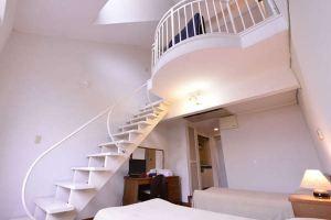 Petit Hotel Key West Club, Onna
