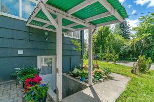 Gorgeous basement apt. w/chef kitchen, SPA bath, movie theater, hot tub & sauna Apartments, Seatac