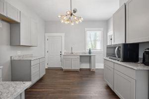 Spacious 4-bedroom apartment in charming with AC, WiFi, Savannah