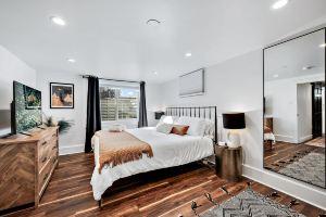 Stylish 2 bedroom Apt Steps from Tennyson/Regis, Denver