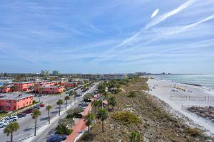 Gulf Views and Heated Swimming Pool - Charming Beachside Escape Hotel, St Pete Beach