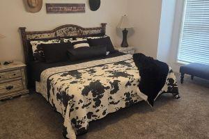 Two-bedroom townhome in a quiet neighborhood with private parking and Wi-Fi., College Station