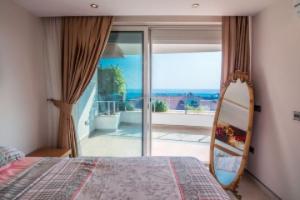 Pleasant Home with Shared Pools and Fantastic Sea View Near Beach in Apartments, Konakli