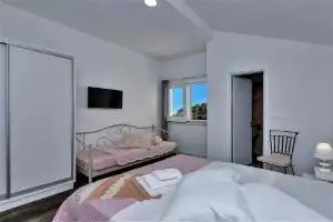 Charmy Villa Hill with Pool, Drasnice