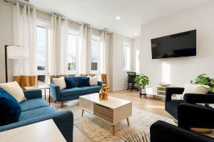 Cozy Living Area and Modern Amenities - Charming Urban Retreat Apartments, Chicago