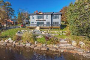Charming Riverside Retreat in the Heart of Hotel, Huntsville