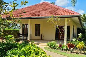 Beautiful Bungalow with Shared Outdoor Pool and 2km from the Beach Cottage, Cha-Am