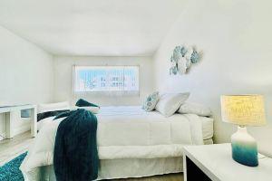 Waterfront 1BR, Parking , Walk to the Beach Apartments, Sunny Isles Beach
