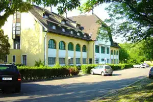 Hotel Familia, Zamardi