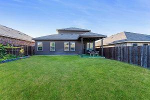 Pet friendly Cozy Home w/Fenced Backyard-15 mins to AT&T -Fortworth Stockyards Apartments, Arlington