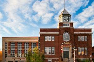 A loft retreat on a private street within walking distance to downtown! Apartments, Huntsville