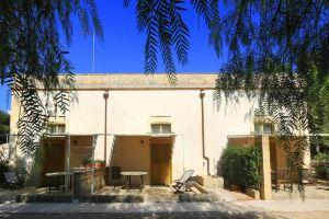 Lodge Scirocco for 2 p with kitchen, in Masseria with shared pool in Salento, Presicce