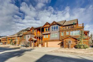 Modern Comfort with Private Den and Deck - Charming Lodge Retreat, Frisco