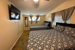 NEAR DISNEYLAND AND CONVENTION CENTER 6 BEDROOM 3 BATHROOM, Anaheim