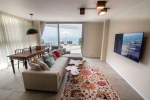 dream Penthouse W 3 Bedrooms on the SEA W JACUZZI and SEA View Luxury boutique, Haifa