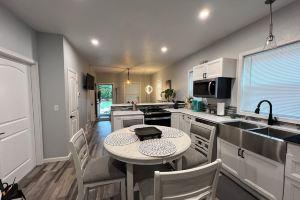 Stunning Lower 2-bedroom unit is located in city of, Milwaukee