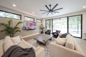Luxury New Build, Private Pool and Spa, Sleeps 10 All King, 4 Min to Dt Hotel, Austin
