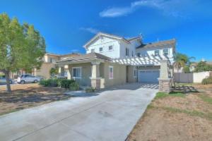 Spacious 4Br Family Home with Large Kitchen & Ample Parking Near Airport Apartments, Ontario