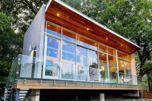 Downtown - 2 miles away - Grocery/Restaurants - 1 minute away Hotel, Austin