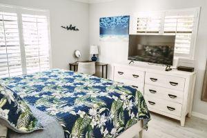 5-8 MINUTE WALK TO BEACHES, DINING & SHOPPING! RARE PRIVATE PATIO & LAKE VIEW! Hotel, Naples
