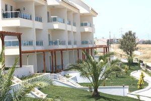 Stunning Private 2 Bed Home in Great Location and Gated Community Apartments, Side