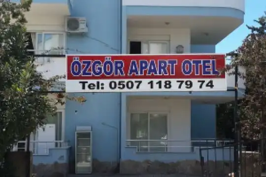 Ozgor Apart, Avsallar