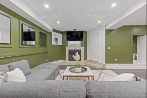 The Green Oasis- 4bdrm 3bath Condo- 11 mins from DTWN Apartments, Chicago
