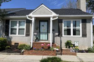 12 minutes from the National/walking distance from the Peach Jam Hotel