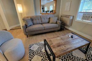 Comfy, sunny, Wi-fi + coffee Walk to Downtown Hotel, Burlington