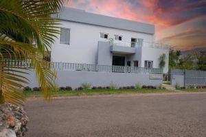 Secure Luxury Villa • 10 min Walk to Beach • Saltwater Pool • Rooftop Views, Sosua