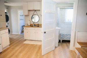 Cozy 2bdrm Apt. Walk downtown bring your pets Apartments, Burlington