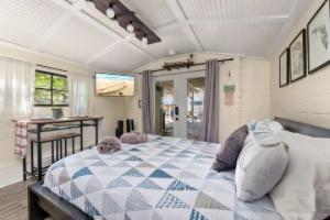 Outdoor Kitchen and Cozy MIL Suite - Charming Winter Park Retreat Apartments, Orlando