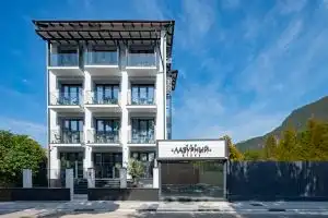 Lazurnij Hotel, Gelendzik