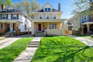 Charming Duplex Near Bradley University - Gorgeous Upper Retreat Hotel, Peoria