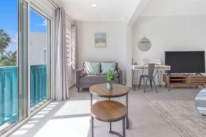 Renovated Apartment with pool and ocean view#4, Simpson Bay