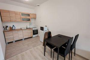 WorkStay Apartment – Modern Comfort with Private Parking, Near City Amenities, Kecskemet