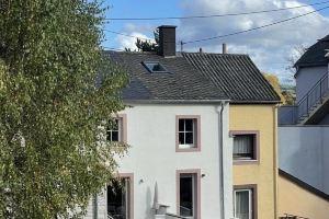 The small cottage by the stream, Trier